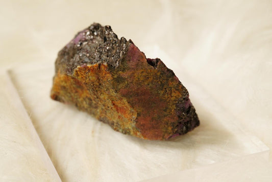 Spécimen de corindon-saphir, 60 x 35 x 29 mm, provenant de Terre-Neuve-et-Labrador, Canada