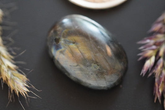 Cabochon de labradorite, 26 x 18 mm, ovale fait main, provenant de Terre-Neuve-et-Labrador, Canada