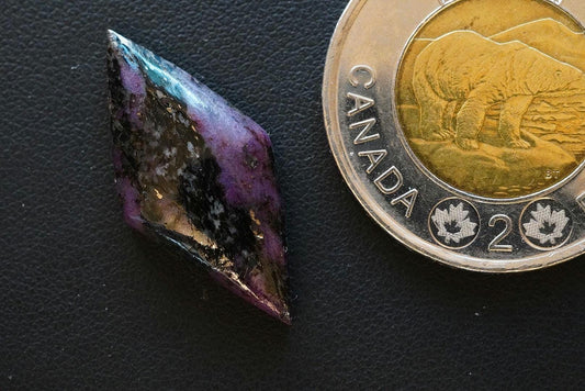 Cabochon de corindon-saphir, 28 x 13 mm, diamant fait main, provenant de Terre-Neuve-et-Labrador, Canada