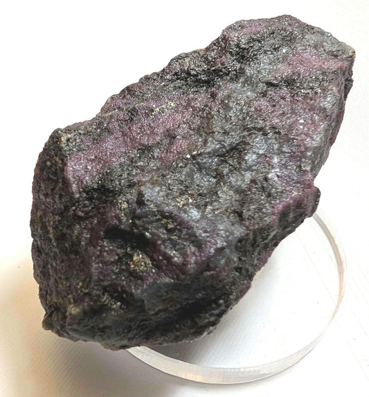 Spécimen de corindon-saphir, 80 × 40 × 30 mm, provenant de Terre-Neuve-et-Labrador, Canada