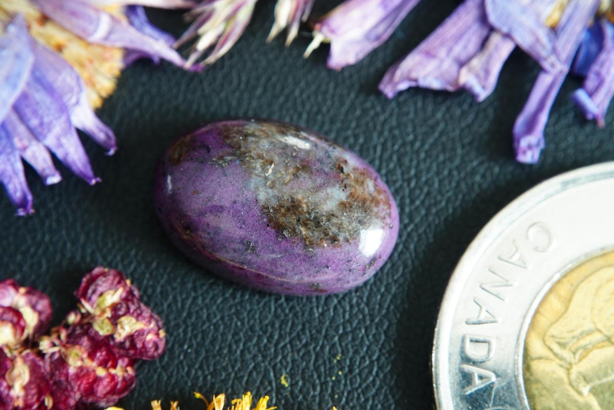 Corundum-Sapphire Cabochon, 17 x 11.5 mm, Handmade Oval, from Newfoundland and Labrador, Canada