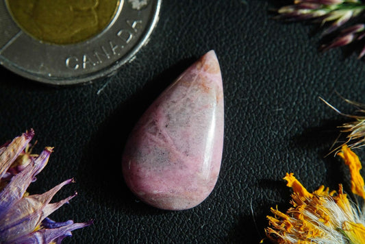 Cabochon de rhodonite, 24 x 14 mm, forme poire faite à la main, originaire de Colombie-Britannique, Canada