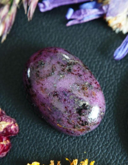 Corundum-Sapphire Cabochon, 17 x 11 mm, Handmade Oval, from Newfoundland and Labrador, Canada