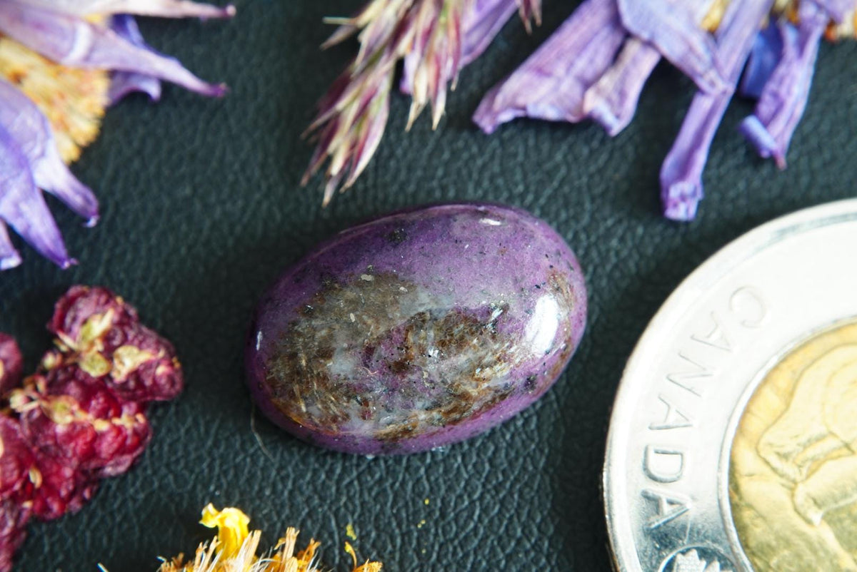 Corundum-Sapphire Cabochon, 17 x 11.5 mm, Handmade Oval, from Newfoundland and Labrador, Canada