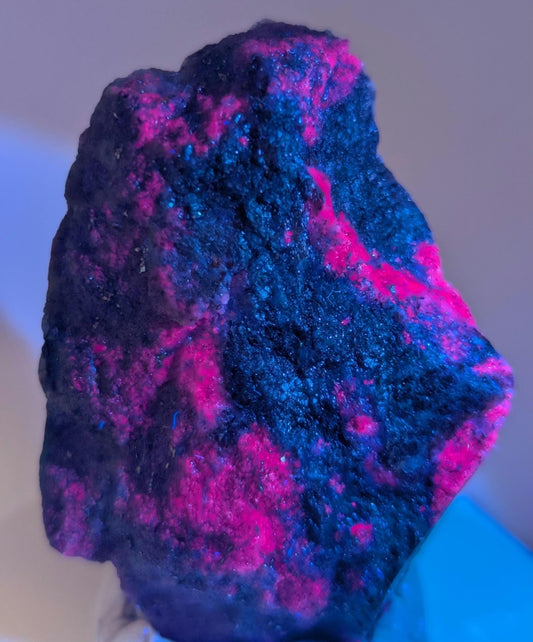 Spécimen de corindon-saphir, 56 × 41 × 22 mm, provenant de Terre-Neuve-et-Labrador, Canada