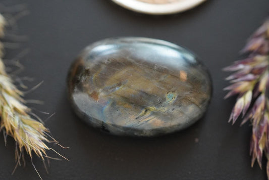 Cabochon de labradorite, 26 x 18 mm, ovale fait main, provenant de Terre-Neuve-et-Labrador, Canada