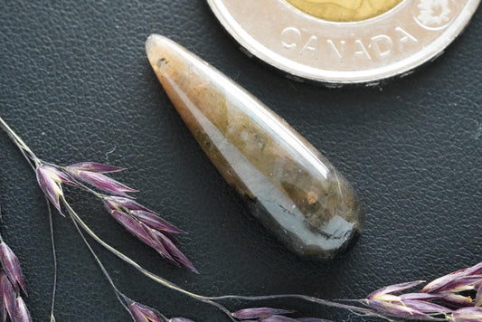 Cabochon en labradorite, 27 x 8 mm, poire faite main, provenant de Terre-Neuve-et-Labrador, Canada