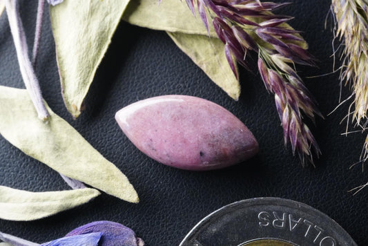 Cabochon en rhodonite, 20 x 10 mm, marquise faite main de Colombie-Britannique, Canada