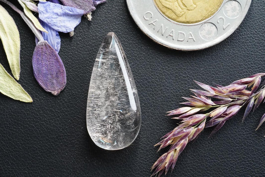 Cabochon en quartz, 26 x 12 mm, forme poire faite à la main, provenant de Terre-Neuve-et-Labrador, Canada