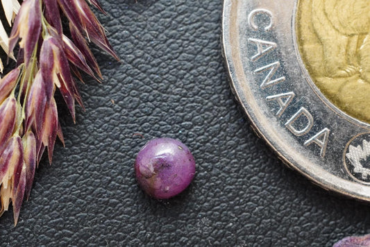 Cabochon de corindon-saphir, 4,75 x 2,55 mm, rond fait main, de Terre-Neuve-et-Labrador, Canada
