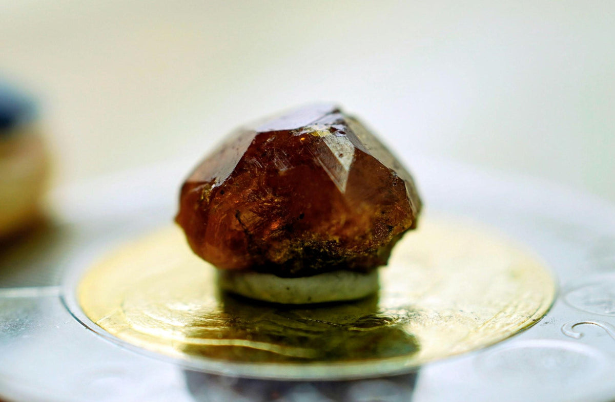 Espécimen de granate espesartina, 8 × 6 × 5 mm, de Columbia Británica, Canadá