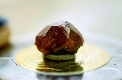 Espécimen de granate espesartina, 8 × 6 × 5 mm, de Columbia Británica, Canadá