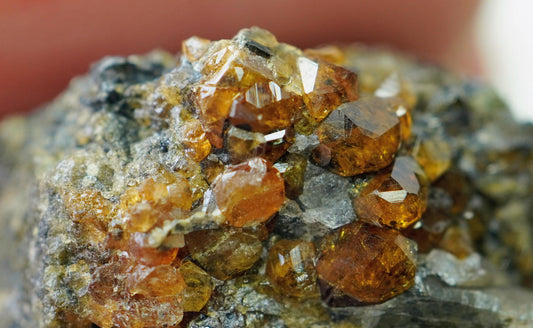 Spécimen de grenat spessartine, 25 × 18 × 15 mm, de Colombie-Britannique, Canada