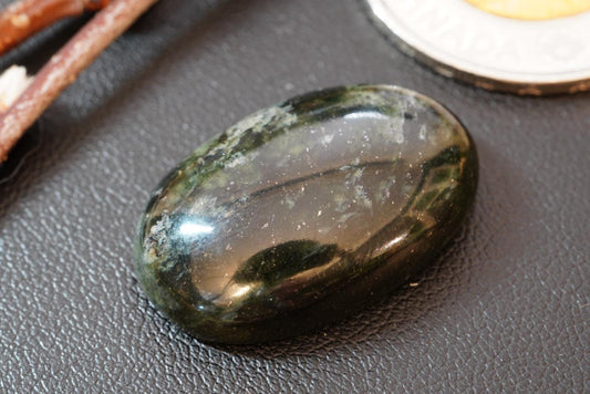 Cabochon de serpentine, 26 x 17 mm, ovale fait main, originaire de Terre-Neuve-et-Labrador, Canada
