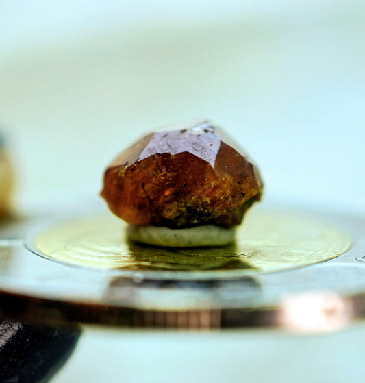 Spécimen de grenat spessartine, 8 × 6 × 5 mm, de Colombie-Britannique, Canada