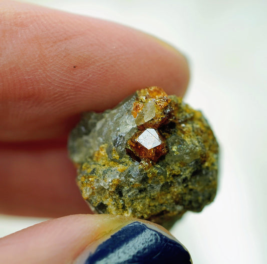 Spécimen de grenat spessartine, 18 × 14 × 13 mm, provenant de Colombie-Britannique, Canada